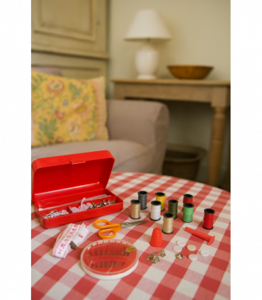 130 Piece Self-Thread Sewing Kit